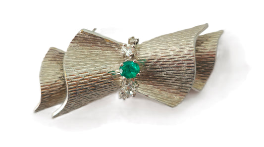 18k White Gold VINTAGE. DIAMOND AND EMERALD PIN