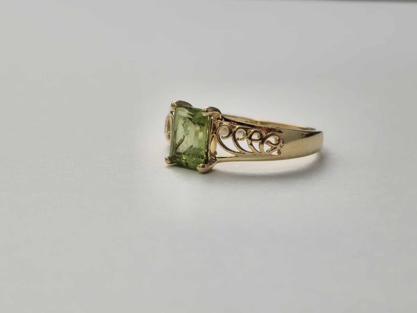 10k Gold Natural Peridot Ring