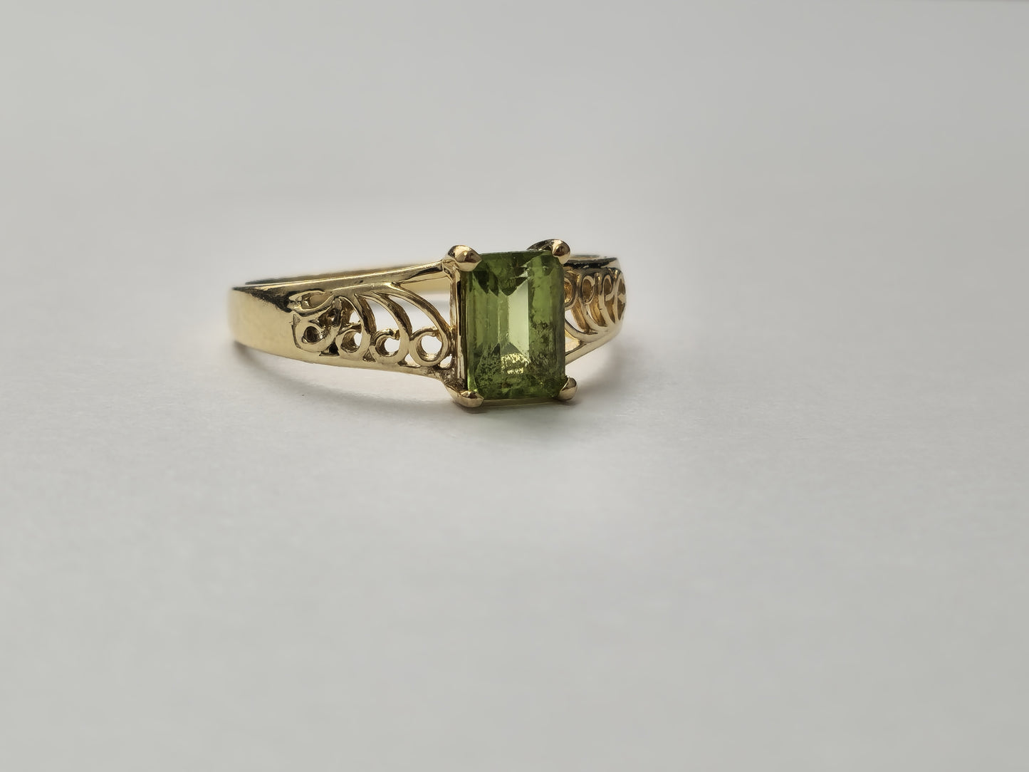 10k Gold Natural Peridot Ring