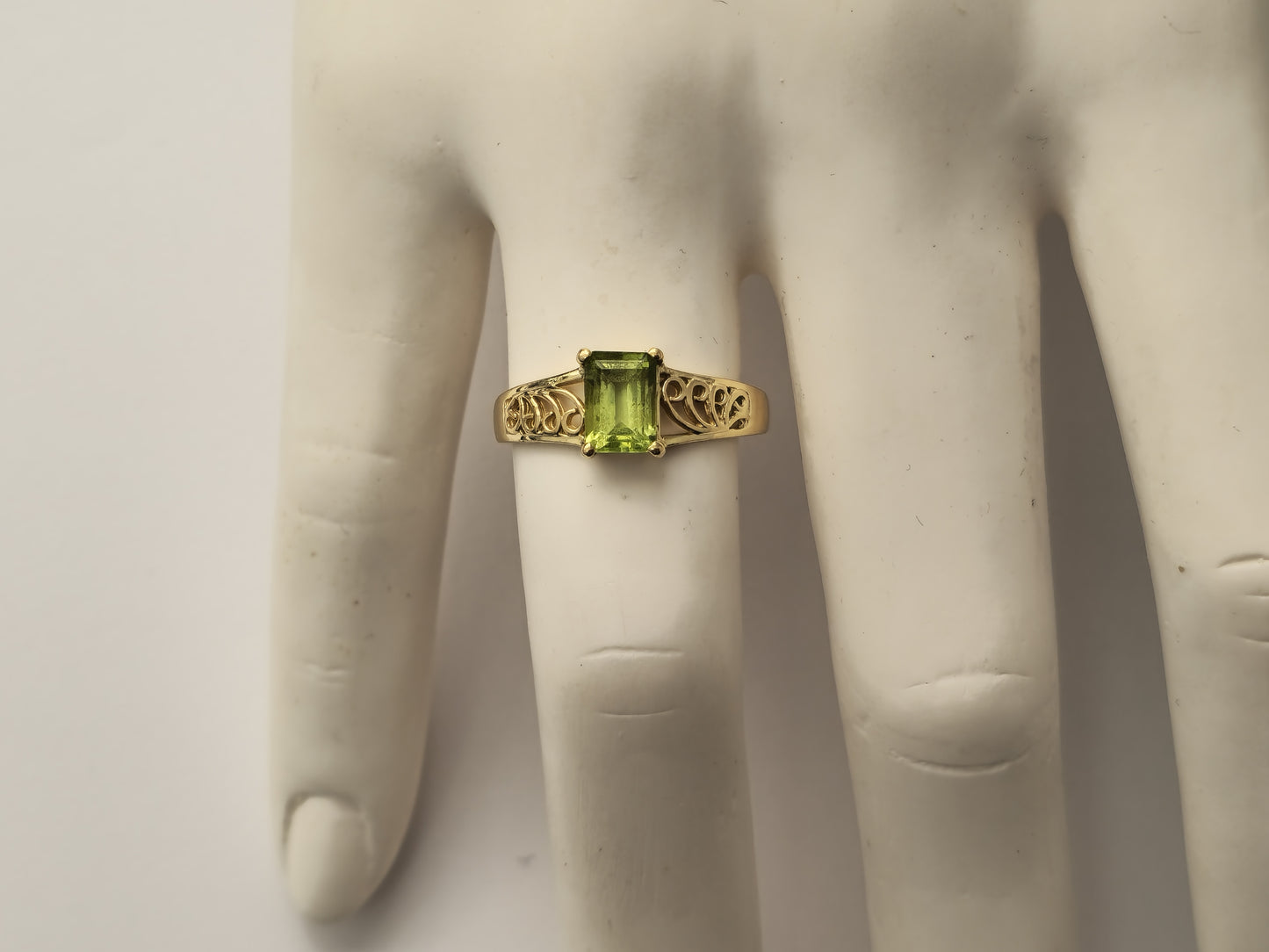 10k Gold Natural Peridot Ring