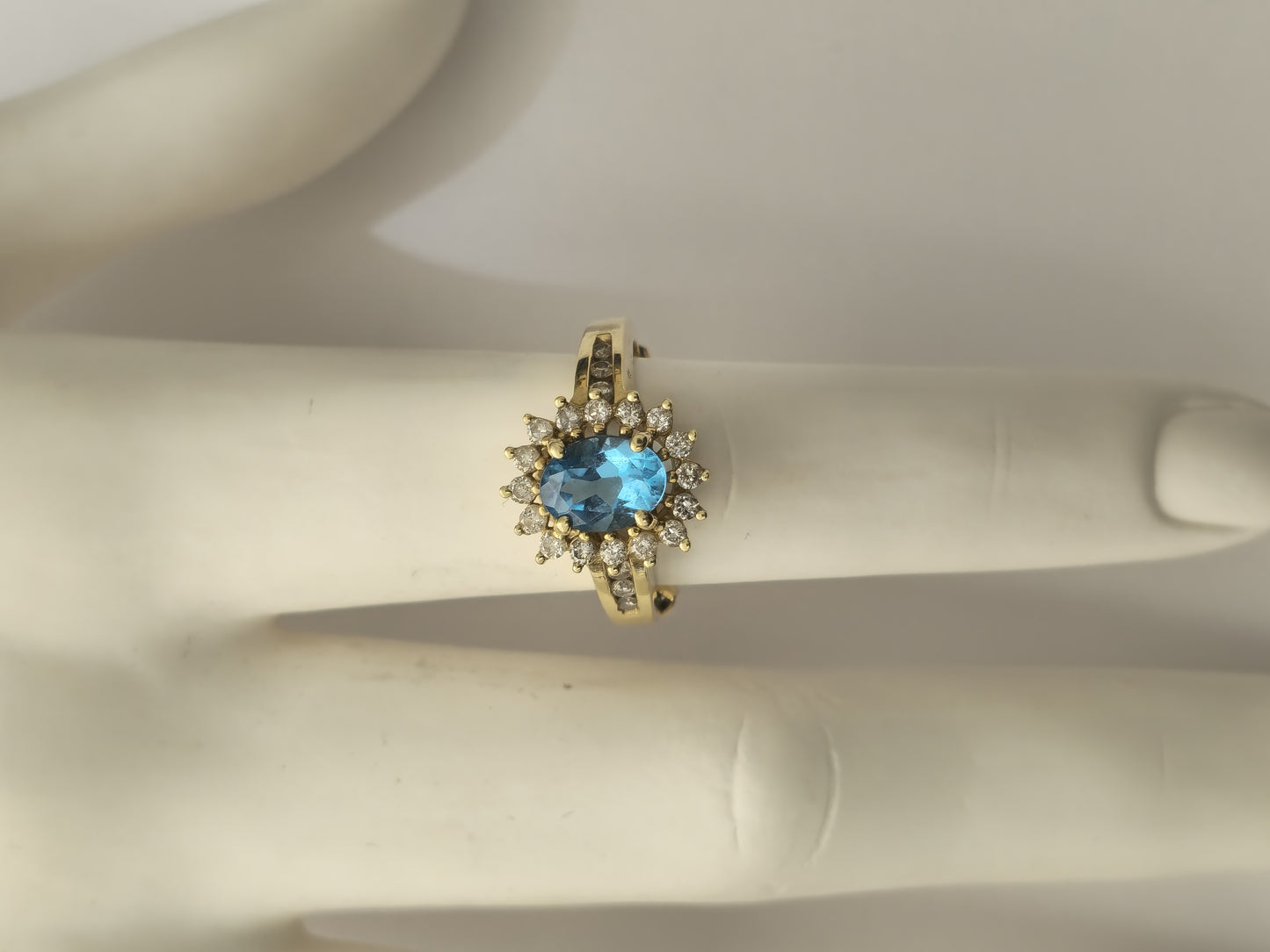 14k Gold Vintage Aquamarine and Diamond Ring