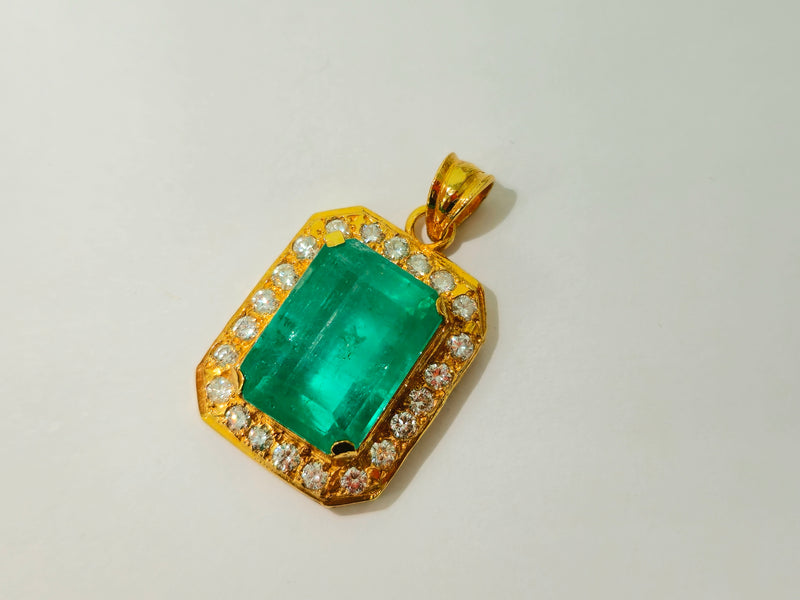 19.00ct Emerald And Diamond Pendant Necklace.