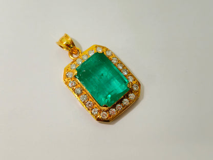 19.00ct Emerald And Diamond Pendant Necklace.