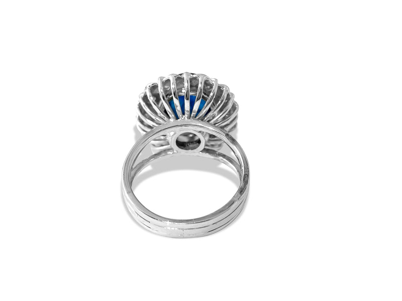 6.90 Carat Blue & Diamond Ring in 18K Gold. VINTAGE