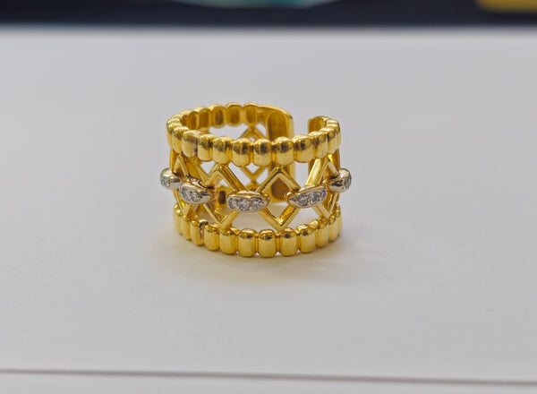Stunning Ladies Ring in 18K Yellow Gold
