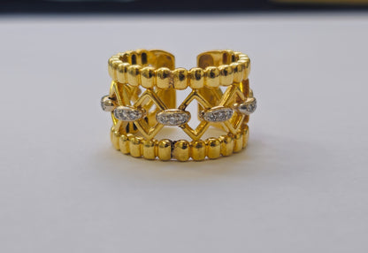 Stunning Ladies Ring in 18K Yellow Gold