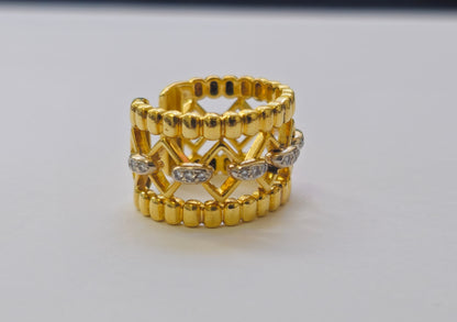 Stunning Ladies Ring in 18K Yellow Gold