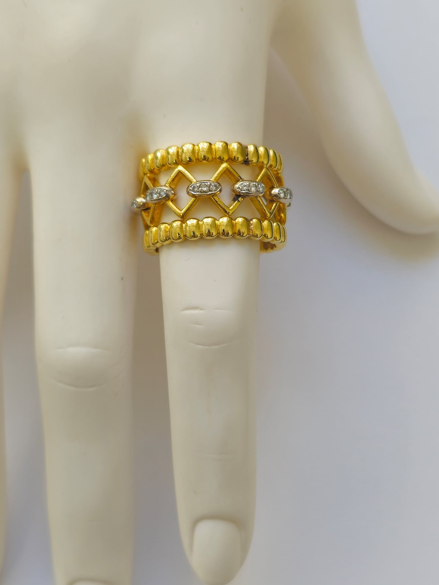 Stunning Ladies Ring in 18K Yellow Gold